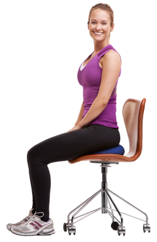 kvinde sidder på en siddepude til voksne på en kontorstol